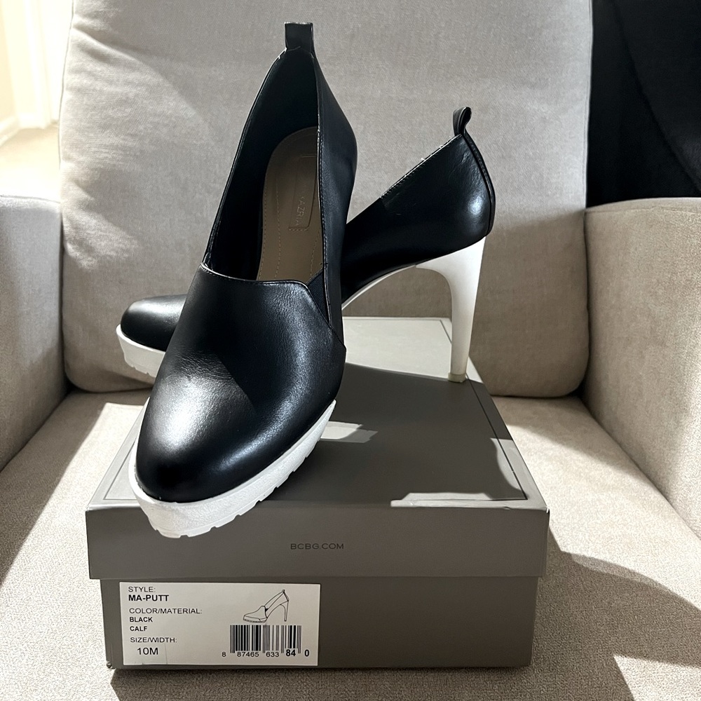 BCBG size 10 black/white pump.